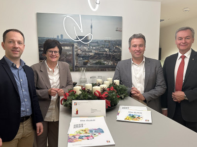 Johannes Kopf, Vorstandsvorsitzender AMS Österreich und Petra Draxl, Vorstand AMS Österreich mit Mario Jakic, Operative Leitung des BPI der ÖJAB (ganz links) und Dieter Fröhlich, Stv. Geschäftsführer der ÖJAB (ganz rechts).