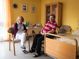 Pflegerin mit Bewohner im Einzelzimmer der ÖJAB-SeniorInnenwohnanlage Aigen.