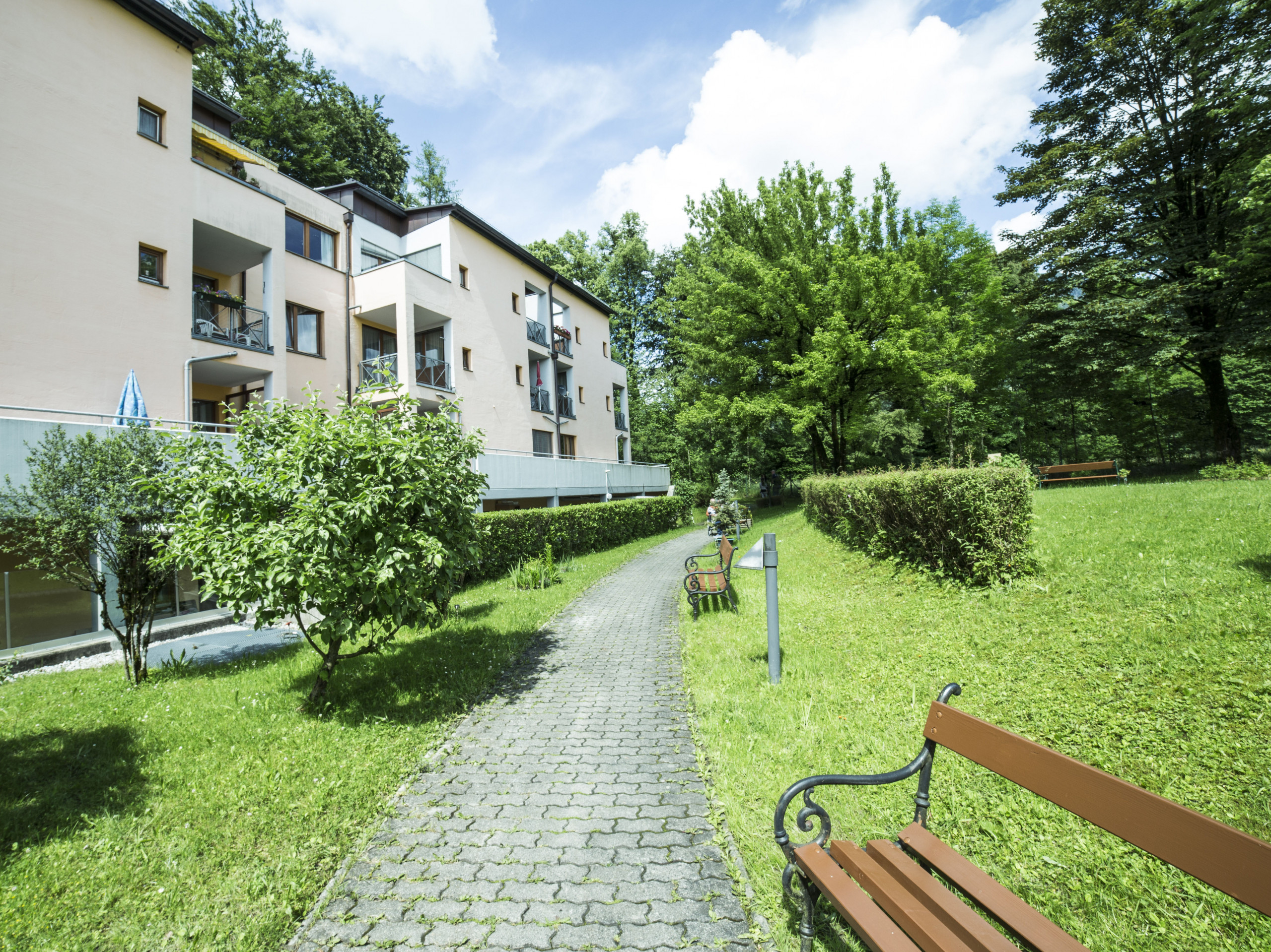 Außenaufnahme des Hauses mit Gartenanlage.