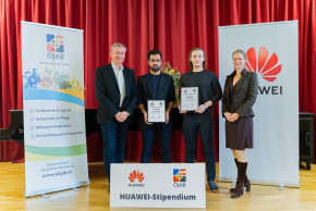 Dieter Fröhlich, Stv. Geschäftsführer der ÖJAB und Catharina Rieder von Huawei Österreich überreichten den Stipendiaten Nima Gruber und Saqib ali Khan vor Ort die Urkunden sowie jeweils eine Gutschrift über einen kostenlosen Wohnplatz für ein Jahr. Die dritte Stipendiatin Elena Adamek nahm per LIVE-Stream an der Verleihung teil. Foto: Huawei / Marvin Strauss.