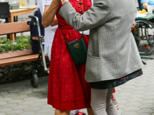 Mitarbeiterin mit Bewohnerin tanzend im  Garten des ÖJAB-Hauses Neumargareten.