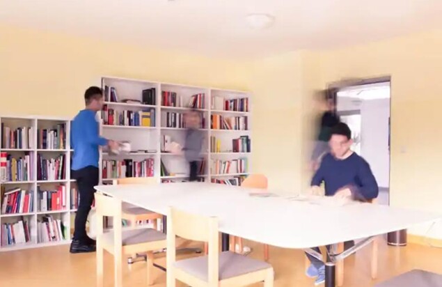 Symbolbild Bibliothek mit jungen Menschen in einem ÖJAb-Haus.