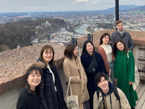 Auf der Festung Hohensalzburg mit der Stadt im Hintergrund. Foto: Shuya Fujita.