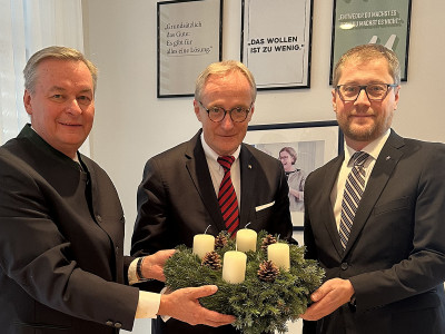 Werner Trock, Niederösterreichischer Landesamtsdirektor mit Dieter Fröhlich, Stv. Geschäftsführer der ÖJAB (links) und Harald Pöckl, Stv. Geschäftsführer der ÖJAB (rechts).