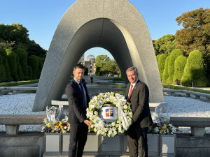 Georg Gaag und Dieter Fröhlich legen Kranz nieder.