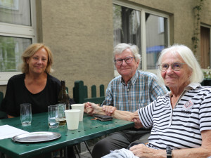 Angehörige und BewohnerInnen am Tisch sitzend im Garten des ÖJAB-Hauses Neumargareten.