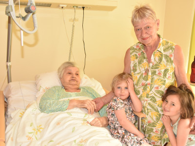 Portraitfoto Rosa Konrath (83) mit Tochter Monika und Enkelinnen Mavie und Zoe