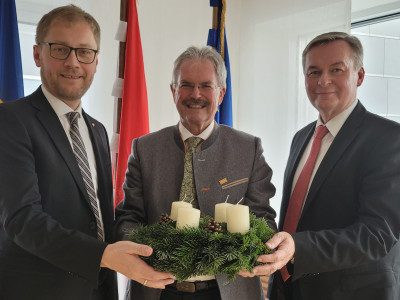 Karl Wilfing, Niederösterreichischer Landtagspräsident (Mitte), Harald Pöckl, Stv. Geschäftsführer der ÖJAB (links) und Dieter Fröhlich, Stv. Geschäftsführer der ÖJAB (rechts).