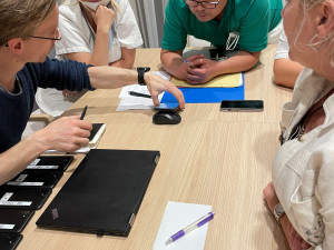 Briefing mit PflegemitarbeiterInnen sitzend am Tisch.