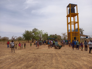 In Nanoro freute sich die Dorfbevölkerung über einen neuen solarbetriebenen Trinkwasserbrunnen (Projekt: "Wasser bedeutet Leben").