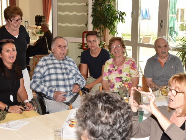 Sowohl BewohnerInnen als auch BesucherInnen genossen den Heurigennachmittag.