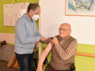 Bewohner des ÖJAB-Hauses St.Franziskus wird von einem Arzt geimpft.