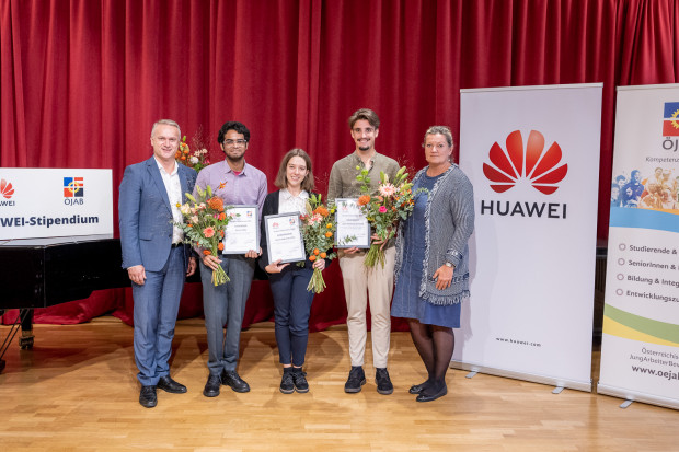 Die StipendiatInnen bei der Verleihung gemeinsam mit Erich Manzer, Vice Managing Director Huawei Austria und ÖJAB-Geschäftsführerin Dr. Monika Schüssler. Foto: Huawei / Zsolt Marton