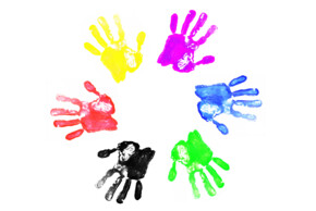 Ein Kreis aus sechs farbigen Handabdrücken auf weißem Hintergrund. Die Handabdrücke sind in den Farben Rot, Gelb, Pink, Blau, Grün und Schwarz dargestellt und bilden eine gleichmäßige Anordnung, die an ein Rad erinnert. Das Motiv steht für Diversität, Inklusion und gemeinschaftliches Miteinander.