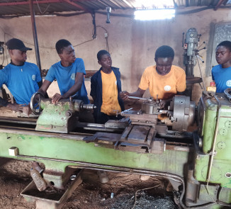 Besuch bei Lehrlingen der Industriemechanik bei möglichen Kooperationspartnern in der Berufsausbildung in Burkina Faso.