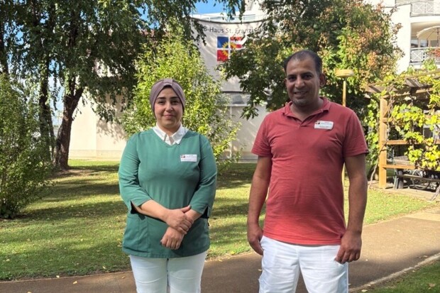 Amani und Omar Hasan vor dem ÖJAB-Haus St.Franziskus in Güssing.