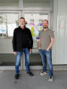 Lehrgangsleiter Franz Hundegger, Akad. Lehrer f. GuK (links) und Stv. Lehrgangsleiter Markus Felleitner-Goll, MSc. (rechts) vor dem Eingang der Pflegeschule der ÖJAB in der Storchengasse 1, 1150 Wien.