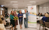 HYGline überreichte dem ÖJAB-Pflegewohnhaus Neumargareten am 7. Dezember 2022 den gläsernen Hygiene-Award mit Urkunde.