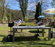 Musikstudierende Antonia Haslinger und Panagiotis Tzortzis bei ihrem Konzert für die BewohnerInnen der ÖJAB-SeniorInnenwohnanalage Aigen im Garten des Hauses.