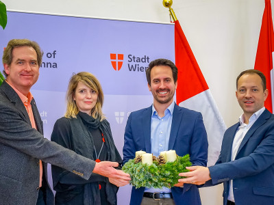 Christoph Wiederkehr, Stellvertretender Wiener Bürgermeister mit Wolfgang Mohl, ÖJAB-Öffentlichkeitsarbeit   (ganz links), Stephanie Elbl, Projektmanagement nationale Projekte und  Fachbereichsleitung Glasbautechnik am   BPI der ÖJAB und Mario Jakic, Operative Leitung des BPI der ÖJAB (ganz rechts).
