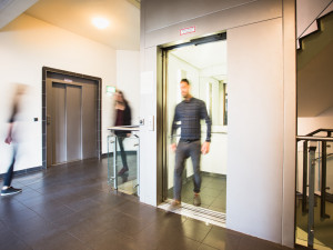 Foyer with elevators at the ÖJAB-Haus Meidling.