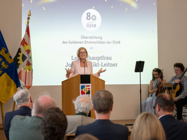 Landeshauptfrau Johanna Mikl-Leitner beim feierlichen Festakt in der Schlossorangerie des ÖJAB-Europahauses Dr. Bruno Buchwieser. Foto: NLK Burchhart