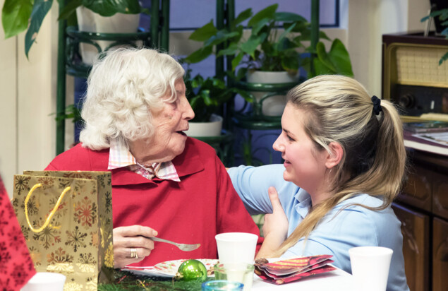 Seniorin mit einer Pflegerin im Gespräch