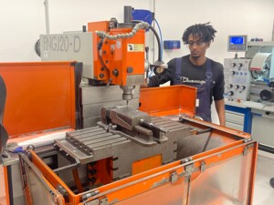 Mann an einer Metallmaschine