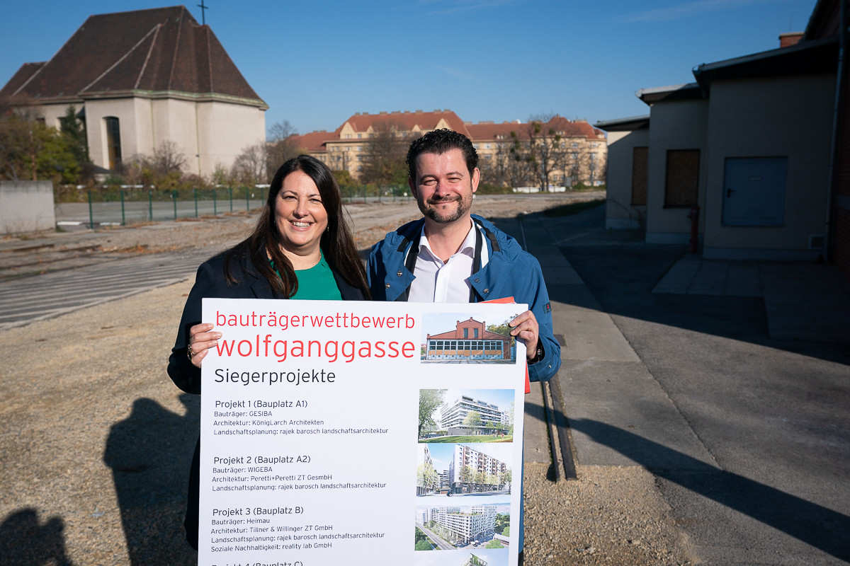 Stadträtin Kathrin Gaal und Wohnfonds-Wien-Geschäftsführer Gregor Puscher präsentieren die Siegerprojekte. Foto: PID/Bohmann.