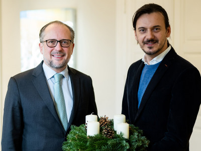 Alexander Schallenberg, Bundesminister für europäische und internationale Angelegenheiten mit Aleksandar   Rudic, Heimleiter ÖJAB-Haus Dr. Rudolf Kirchschläger (rechts). Foto: Michael Gruber