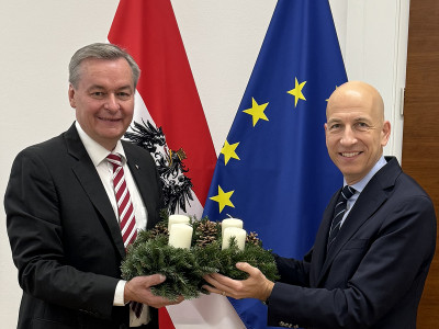 Martin Kocher, Bundesminister für Arbeit und Wirtschaft mit Dieter Fröhlich, Stv. Geschäftsführer der ÖJAB (links).