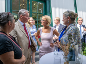 Johanna Mikl-Leitner im Gespräch mit Geschäftsführer:innen der ÖJAB (v.l.n.r.) Monika Antl-Bartl, Dieter Fröhlich und Monika Schüssler. Foto: NLK Burchhart