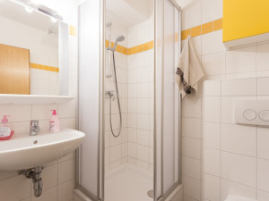 Bathroom at the ÖJAB-Haus Burgenland 3.