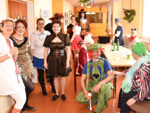 MitarbeiterInnen und BewohnerInnen beim Faschingsfest im ÖJAB-Haus St. Franziskus.