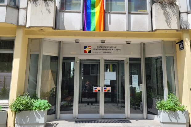 Außenaufnahme der ÖJAB-Zentrale mit Pride-Beflaggung.