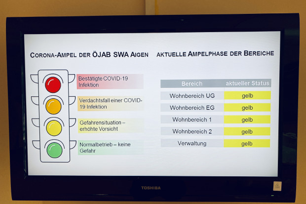 Die Corona-Ampel im Eingangsbereich der ÖJAB-SeniorInnenwohnanlage in Aigen.