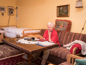 Bewohnerin im Einzelzimmer des ÖJAB-Pflegewohnhauses Salzburg.