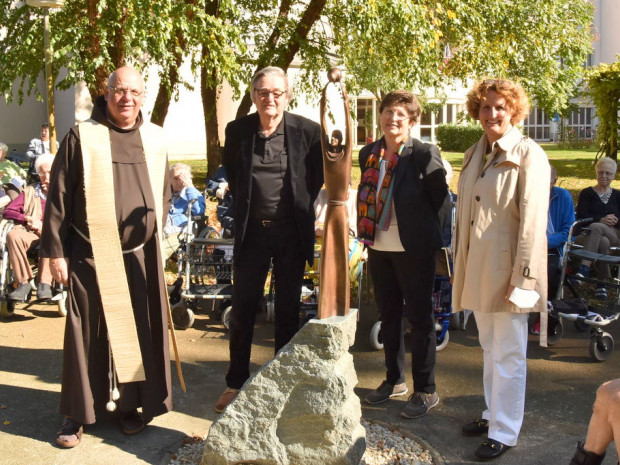 Stadtpfarrer P. Raphael, Richard und Sylvana Richter und Elisabeth Muhr (v.l.n.r.) vor der neuen St. Franziskusstatue.