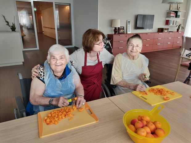 Gemeinsam mit Mitarbeiter:innen und Bewohner:innen finden in den großen modernen Gemeinschaftsküchen im neunen ÖJAB-Pflegewohnhaus regelmäßige Kochrunden statt.