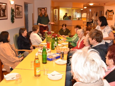 Julia Preissecker gratuliert den November geborenen bei der Feier im Wohnbereich