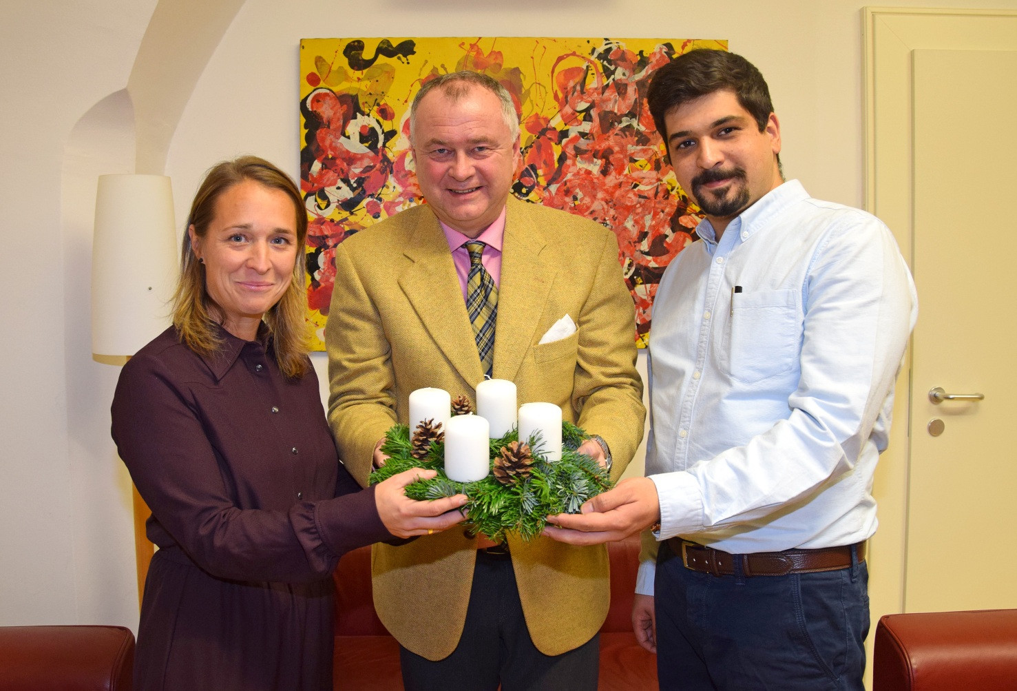 Von links: Bereichsleiterin Asyl Kathrin Notheis, Bürgermeister Hans Stefan Hintner, Heimleiter Mohammad-Reza Najmi.