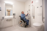 Im ÖJAB-Pflegewohnhaus Neumargareten verfügt jedes Zimmer über ein geräumiges barrierefreies Bad.