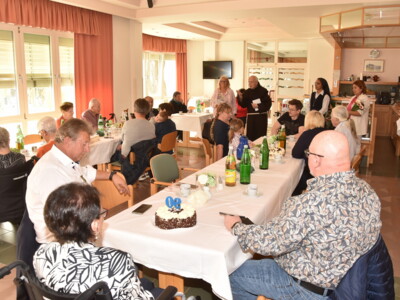 Geburtstagsfeier mit Angehörigen und Pater Antons Glücks und Segenswünschen.