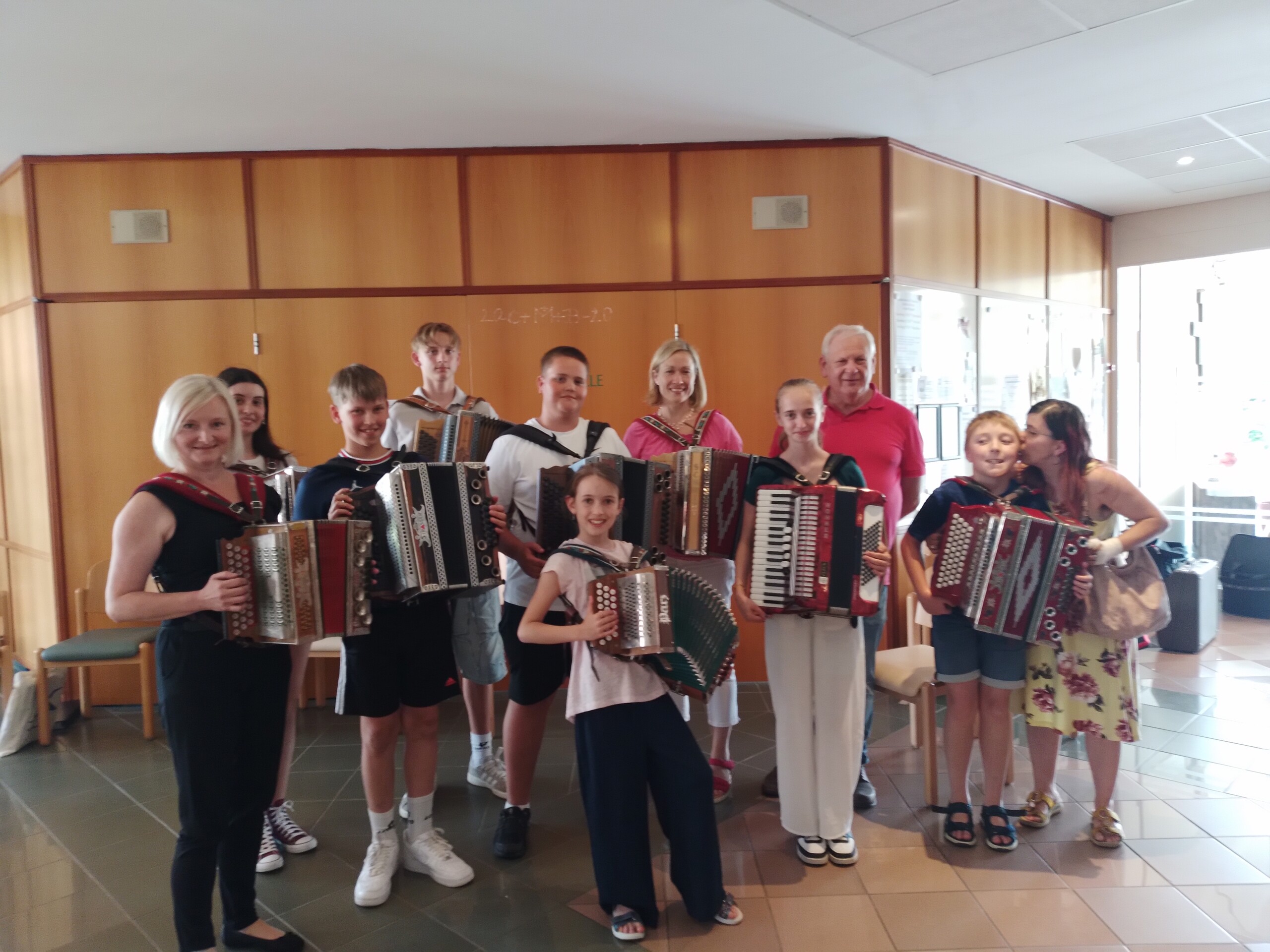 Die Ziehharmonikergruppe der Zentralmusikschule Güssing verzauberte unsere Bewohner:innen mit einem schwungvollen Musiknachmittag in der Aula.