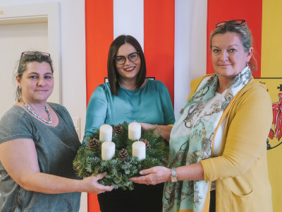 Astrid Eisenkopf, Burgenländische Landeshauptmann-Stv.in (Mitte), Monika Schüssler, Geschäftsführerin der ÖJAB (rechts) und Monika Antl-Bartl, Stv. Geschäftsführerin der ÖJAB (links)
