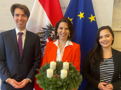 Europaministerin Karoline Edstadtler (Mitte) mit Nikolaus Petronczki  und Olga Karpenko, ÖJAB-Öffentlichkeitsarbeit.