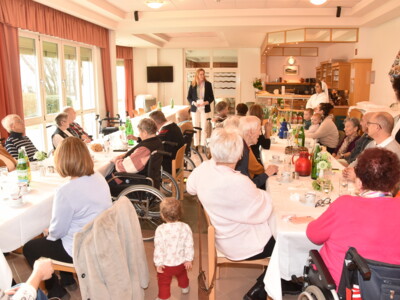 Julia Preissecker gratuliert den Jänner geborenen bei der Feier im Festsaal.
