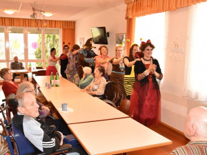 MitarbeiterInnen und BewohnerInnen bei der Polonaise bei der Faschingsfeier im ÖJAB-Haus St. Franzsikus.