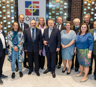Ehrengäste der Eröffnungsveranstaltung, von links: Wilfried Zankl, Birgit Schweiger, Clemens-Wolfgang Niedrist, Wilhelm Perkowitsch, Monika Schüssler, Michael Ludwig, Gerhard Riedel, Monika Antl-Bartl, Eduard Schüssler, Michaela Winklbauer, Architekt Christian Krakora, Christian Konrad.Fotocredit: ÖJAB/APA-Fotoservice/Juhasz