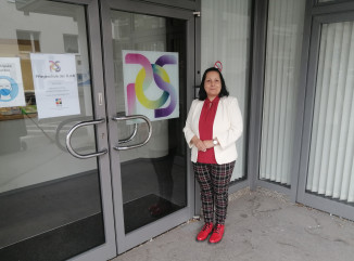 Lehrgangsleiterin Lenka Slepčíková vor dem Eingang der Pflegeschule der ÖJAB.
